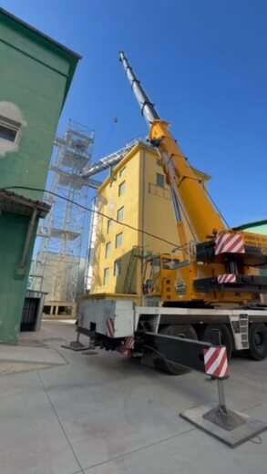 Автокран Йорданови на обект